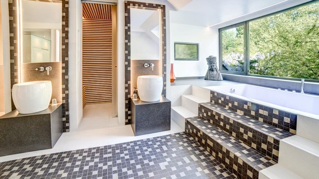 Royal suite bathroom
